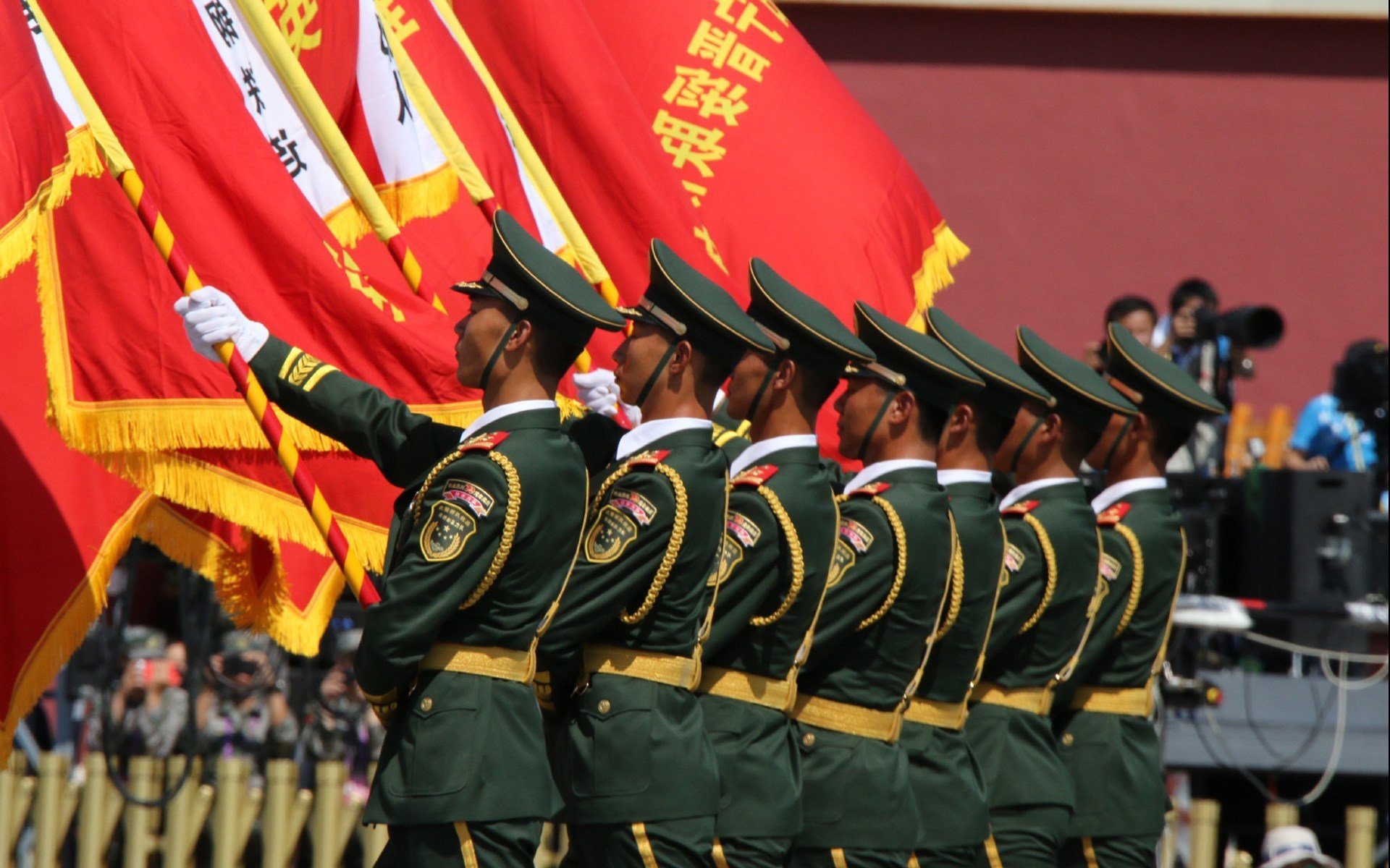 开云网页版-法国队在欧洲杯小组赛中表现平平，晋级四强仍显沉闷，法国足球队欧洲杯