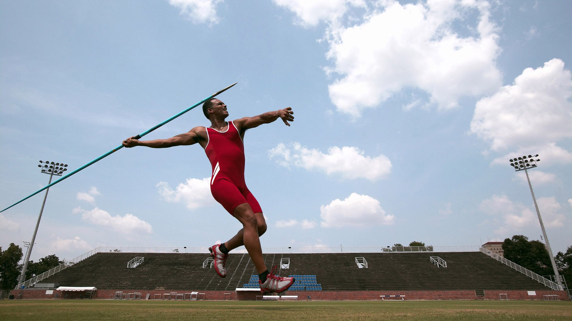 KAIYUNAPP-叶夫根尼娅·奇库诺娃冲线瞬间点燃赛场，叶夫根尼·奇吉舍夫