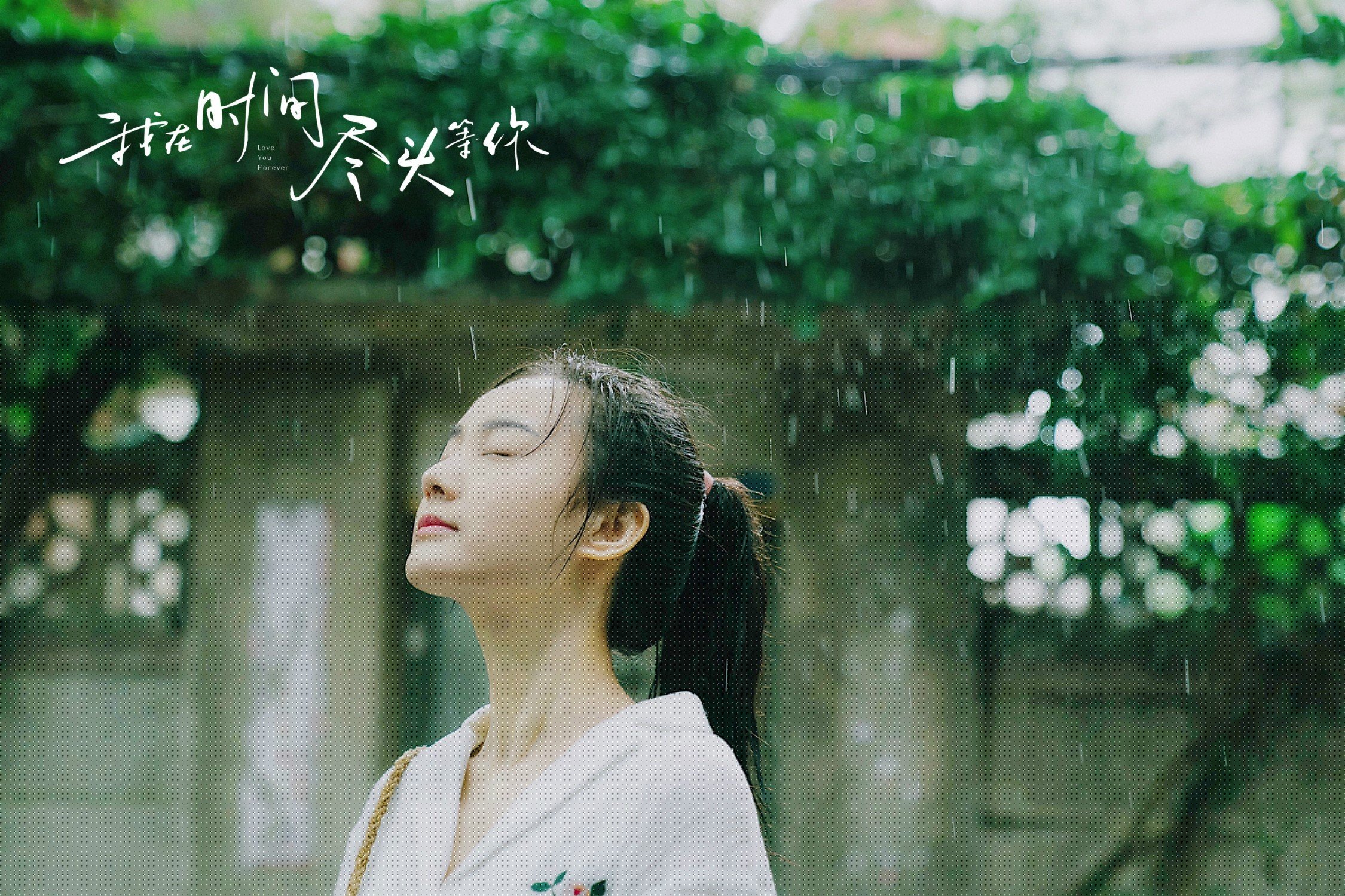 比赛前教练组反复推演战术确保每位球员明确角色与站位，比赛前教练在排兵布阵时的想法是